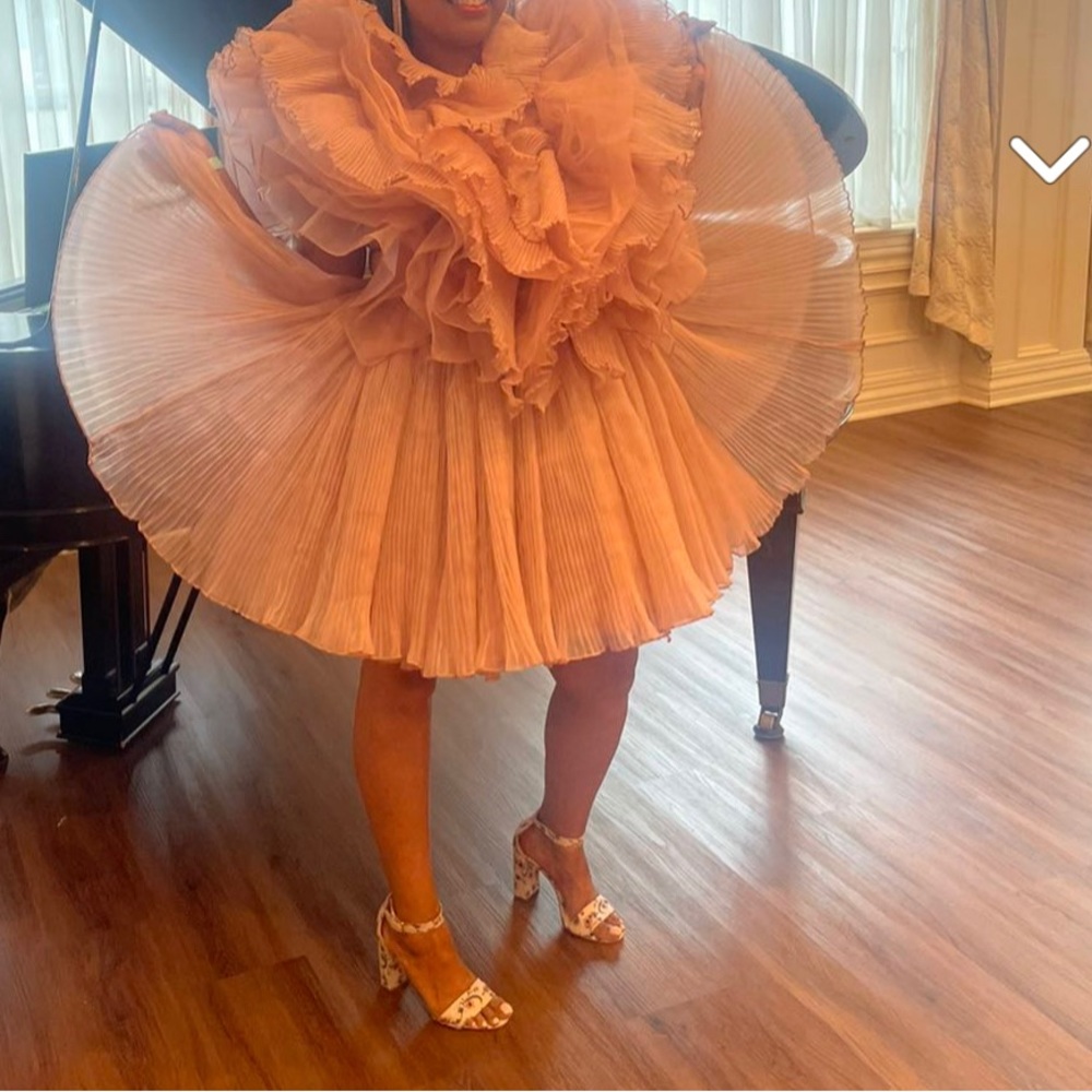 Almost new excellent worn for a few hours! I’m a 10-12 and this dress xl